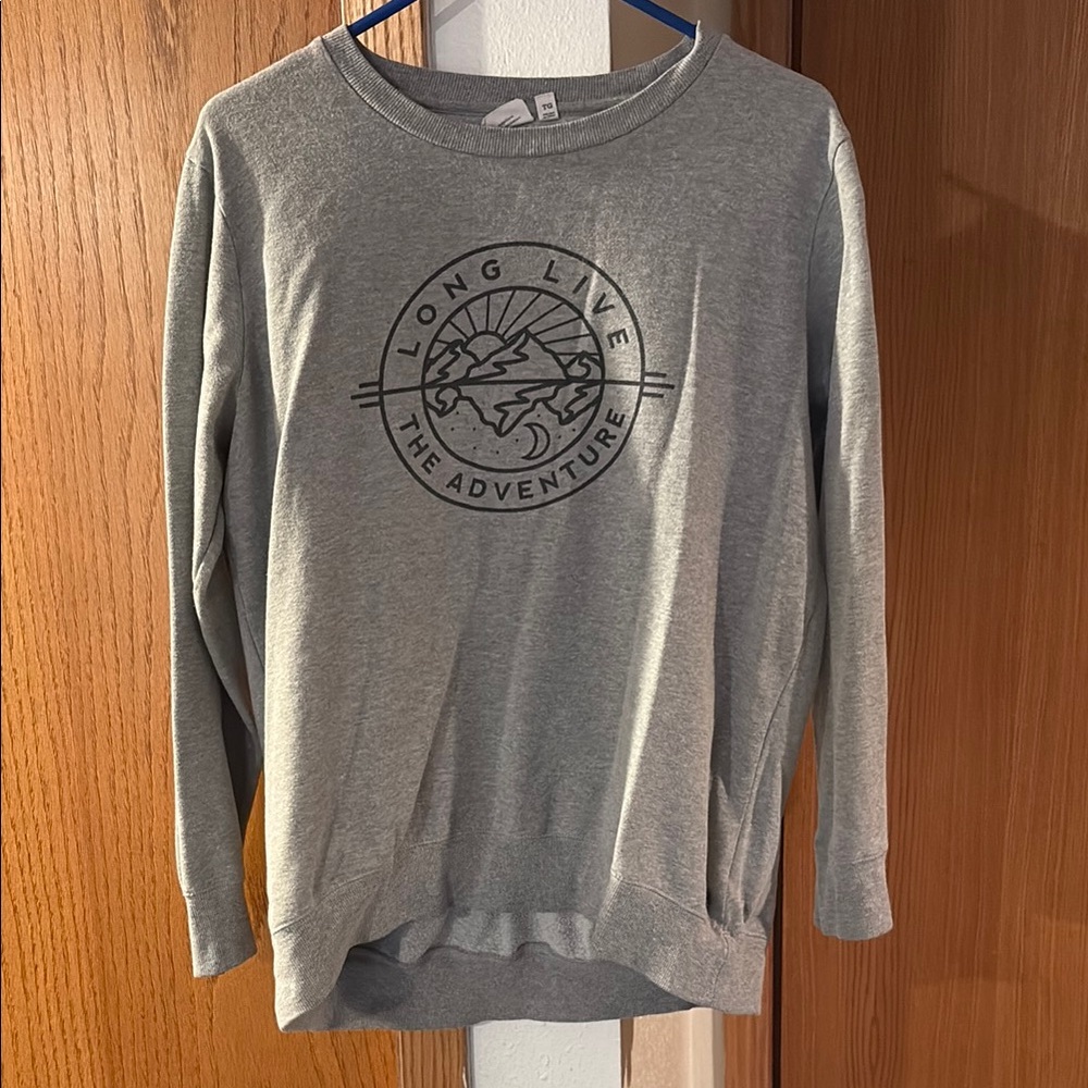 Oversized Women’s Gray Long Sleeve Adventure Sweatshirt